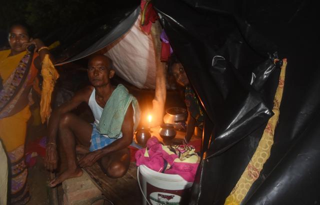 A family in their makeshift tent on the embankment . (Parwaz Khan/HT PHOTO) A family in their makeshift tent on the embankment . (Parwaz Khan/HT PHOTO)