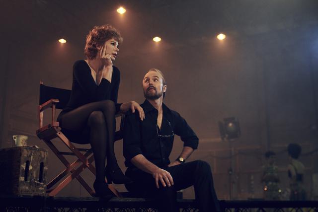 Fosse Verdon does a brilliant job of showing the changing dynamics between this married couple through some really tense scenes and dialogues, played masterfully by Michelle Williams and Sam Rockwell. Fosse Verdon does a brilliant job of showing the changing dynamics between this married couple through some really tense scenes and dialogues, played masterfully by Michelle Williams and Sam Rockwell.