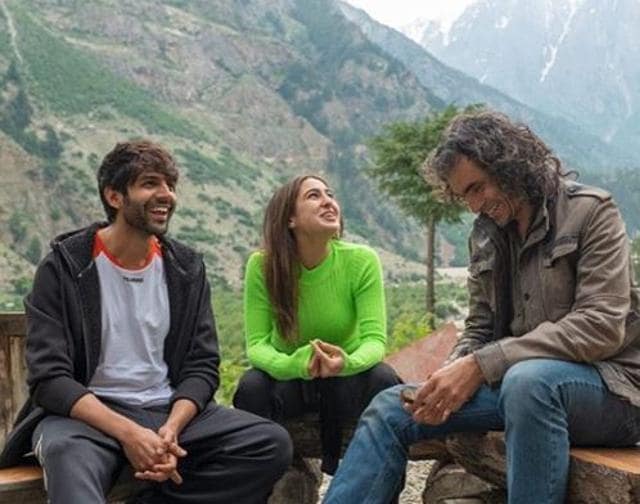 Kartik Aaryan, Sara Ali Khan and Imtiaz Ali share a light moment together. Kartik Aaryan, Sara Ali Khan and Imtiaz Ali share a light moment together.