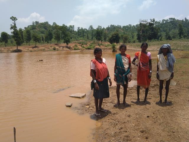 The only resource that’s helping residents of Chhattisgarh’s Kokdakhar village tide over the water shortage this summer is a large earthen dam, 4.5m deep and 62m long, that the villagers toiled for months last summer to build. (HT Photo ) The only resource that’s helping residents of Chhattisgarh’s Kokdakhar village tide over the water shortage this summer is a large earthen dam, 4.5m deep and 62m long, that the villagers toiled for months last summer to build. (HT Photo )