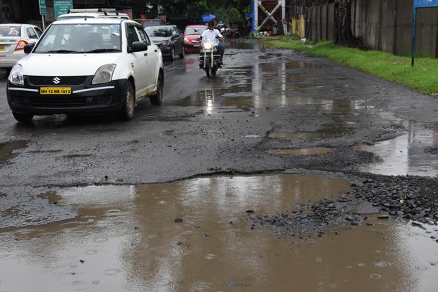 A stretch of 800 metres from Aundh to Range Hills road near Khadki railway station and Tin Rasta chowk is riddled with huge potholes making it difficult to commute. (HT PHOTO)