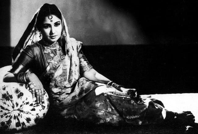 Meena Kumari as Choti Bahu in Sahib Bibi Aur Ghulam. Meena Kumari as Choti Bahu in Sahib Bibi Aur Ghulam.