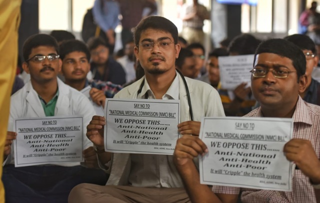 Protesting doctors at LNJP Hospital, Aug 1, 2019. (Sanchit Khanna / HT Photo ) Protesting doctors at LNJP Hospital, Aug 1, 2019. (Sanchit Khanna / HT Photo )