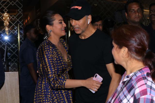 Sonakshi Sinha meets Akshay Kumar at Khandaani Shafakhana screening. (Varinder Chawla) Sonakshi Sinha meets Akshay Kumar at Khandaani Shafakhana screening. (Varinder Chawla)
