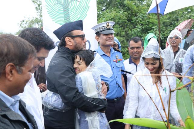 Jackie Shroff gives Tanuja a hug. Jackie Shroff gives Tanuja a hug.