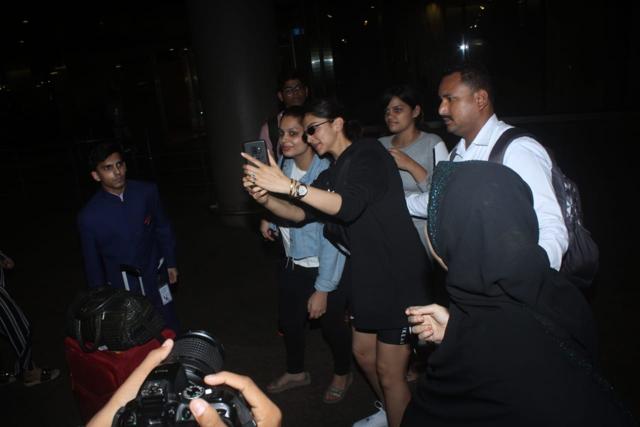 Deepika Padukone clicks selfies with fans at the airport. (Varinder Chawla) Deepika Padukone clicks selfies with fans at the airport. (Varinder Chawla)