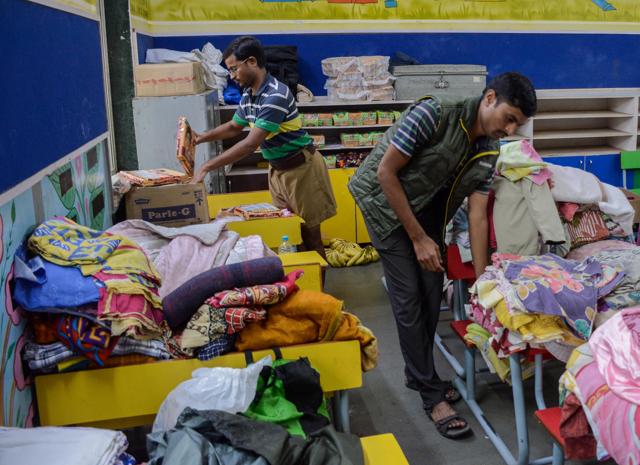 Citizen groups from the city arranged for the basic necessities for residents who were evacuated on Monday. The residents have been given shelter at a PMC-run school. (Milind Saurkar/HT Photo)