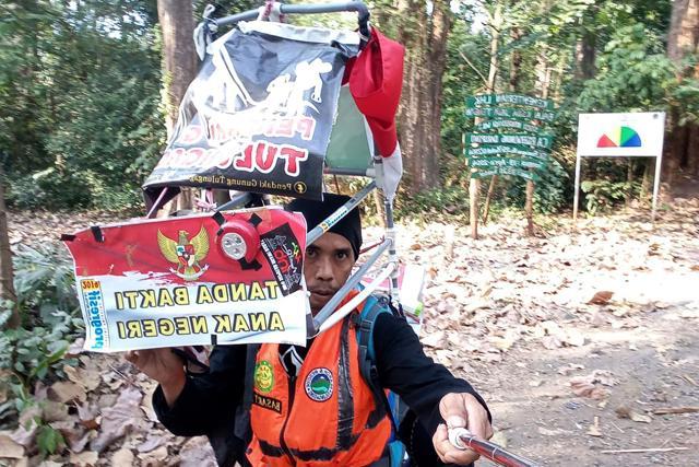 Medi Bastoni is walking 700-kilometres (435 miles) from his home on a volcano in East Java to Jakarta in the hope of drawing attention to the archipelago's quickly shrinking forests -- and he is doing it backwards. (AFP/Medi Bastoni) Medi Bastoni is walking 700-kilometres (435 miles) from his home on a volcano in East Java to Jakarta in the hope of drawing attention to the archipelago's quickly shrinking forests -- and he is doing it backwards. (AFP/Medi Bastoni)