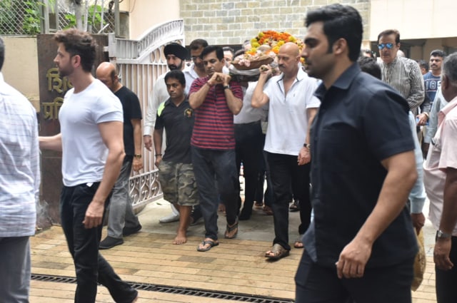 Hrithik Roshan and Rakesh Roshan at J Om Prakash’s funeral.