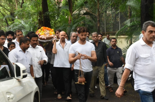 Hrithik Roshan at grandfather J Om Prakash’s funeral.