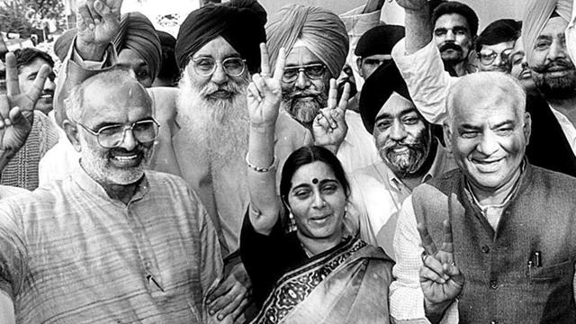 Sushma Swaraj with Punjab CM Parkash Singh Badal and former Delhi CM Sahib Singh Verma and Union Parliamentary Affairs minister MAdan Lal Khurana at a press conference in 1998.(HT Photo) Sushma Swaraj with Punjab CM Parkash Singh Badal and former Delhi CM Sahib Singh Verma and Union Parliamentary Affairs minister MAdan Lal Khurana at a press conference in 1998.(HT Photo)