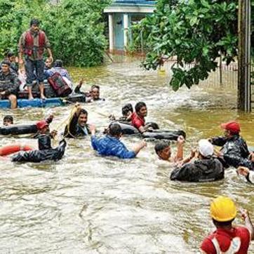 NDRF personnel helping stranded people in Kohlapur. (Anil Velhal / HT Photo ) NDRF personnel helping stranded people in Kohlapur. (Anil Velhal / HT Photo )