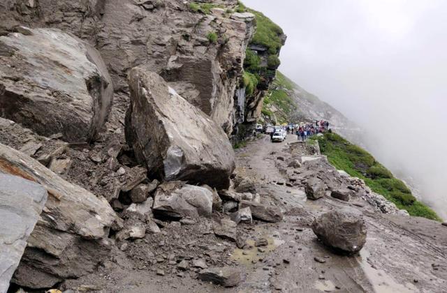 Rocks block the Manali-Leh highway after landslide at Marhi near Rohtang Pass on Wednesday. (HT Photo) Rocks block the Manali-Leh highway after landslide at Marhi near Rohtang Pass on Wednesday. (HT Photo)