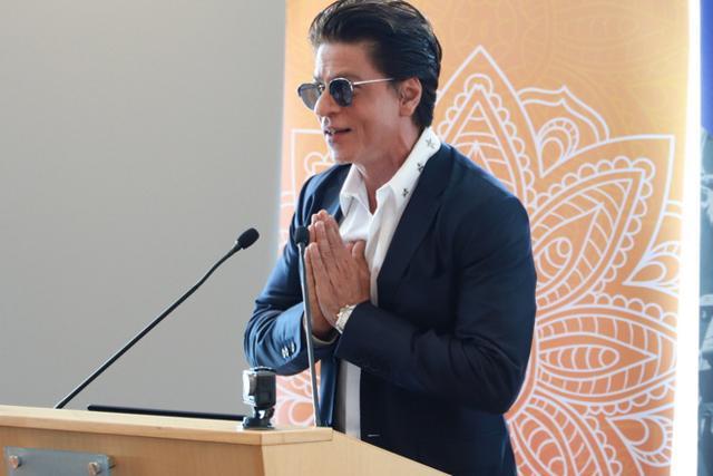 Shah Rukh Khan addresses the audience at the Indian Film Festival of Melbourne. Shah Rukh Khan addresses the audience at the Indian Film Festival of Melbourne.