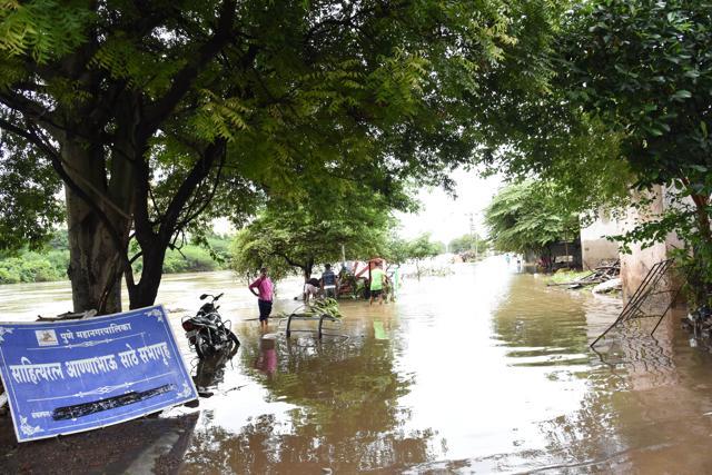 A flooded road in Pune’s Bhimanagar Balewadi, Tuesday,August 6, 2019. (HT Photo ) A flooded road in Pune’s Bhimanagar Balewadi, Tuesday,August 6, 2019. (HT Photo )