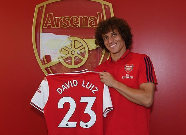 David Luiz poses with the Arsenal shirt (Arsenal/ Twitter) David Luiz poses with the Arsenal shirt (Arsenal/ Twitter)