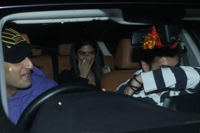 Khushi Kapoor with her friends. Khushi Kapoor with her friends.