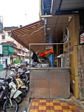 Dilli Darbar restaurent has set up a snack centre inside a steel enclosure on the footpath on Taboot street in Camp. (Sanket Wankhade/HT PHOTO) Dilli Darbar restaurent has set up a snack centre inside a steel enclosure on the footpath on Taboot street in Camp. (Sanket Wankhade/HT PHOTO)