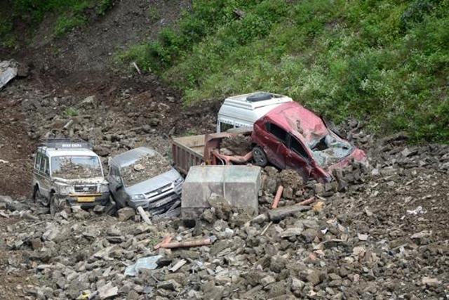 The six vehicles that rolled down a gorge after cave-in. (Deepak Sansta) The six vehicles that rolled down a gorge after cave-in. (Deepak Sansta)