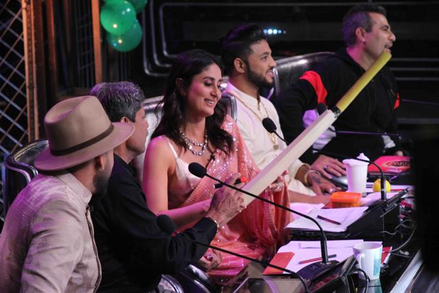 Kareena gets a bat signed by Kapil Dev.