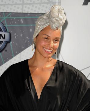 Singer Alicia Keys made the front twist trendy after she flaunted it at the Black Entertainment Television Awards in 2016. (Getty Image) Singer Alicia Keys made the front twist trendy after she flaunted it at the Black Entertainment Television Awards in 2016. (Getty Image)