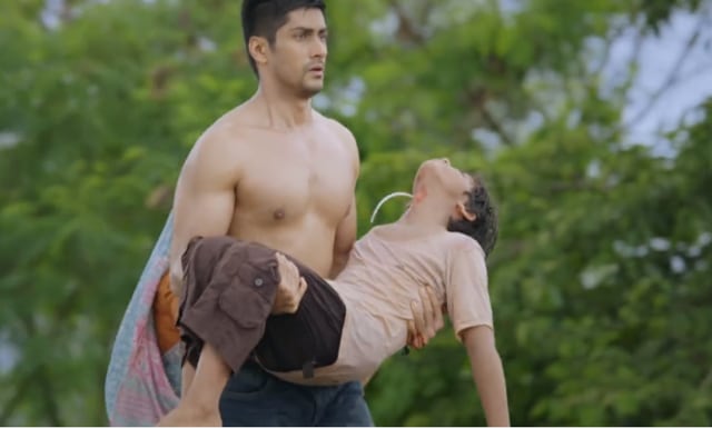 Namit Khanna carries an unconscious kid to the hospital.