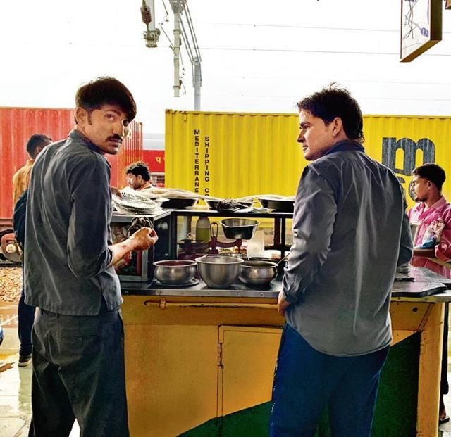 The cooks—Sameer Gujjar and Dinesh Sharma—find it such a best-seller that they dedicate a big container just to store these pakoras. (HT Photo ) The cooks—Sameer Gujjar and Dinesh Sharma—find it such a best-seller that they dedicate a big container just to store these pakoras. (HT Photo )