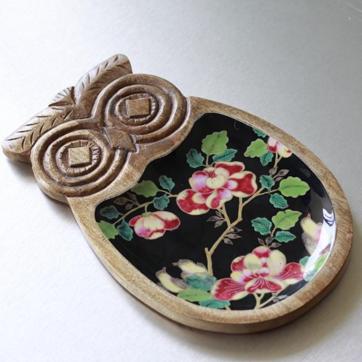 This wooden owl-shaped serving plate, which can also be used as wall décor, will accentuate the plain walls of your room. (Mora Taara) This wooden owl-shaped serving plate, which can also be used as wall décor, will accentuate the plain walls of your room. (Mora Taara)