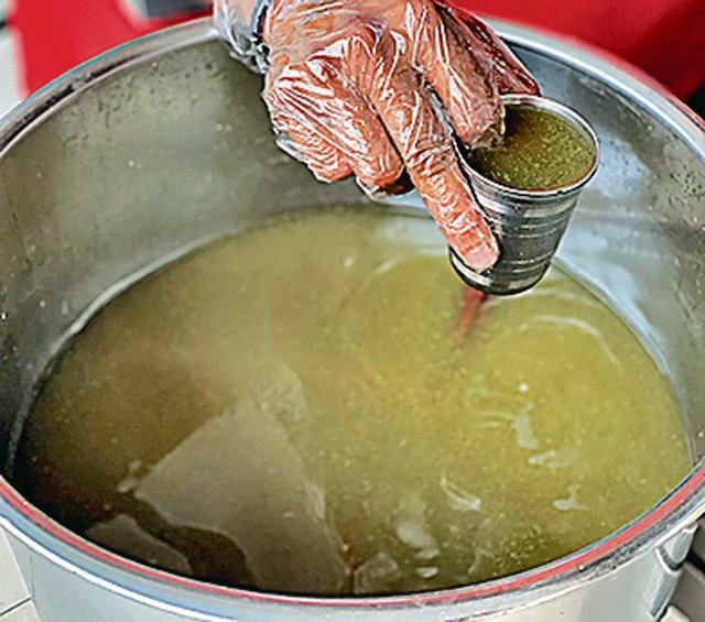 The staff at the stall wear gloves while serving the golgappas. (HT Photo ) The staff at the stall wear gloves while serving the golgappas. (HT Photo )