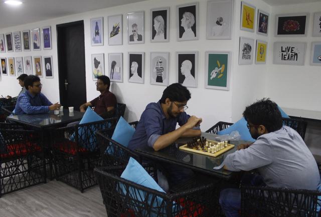 Office-goers play chess at a coworking space in Gurugram. Experts say corporates want their employees to experience a flexible work environment as a majority of the workforce comprises millennials. (Yogendra Kumar/HT PHOTO) Office-goers play chess at a coworking space in Gurugram. Experts say corporates want their employees to experience a flexible work environment as a majority of the workforce comprises millennials. (Yogendra Kumar/HT PHOTO)