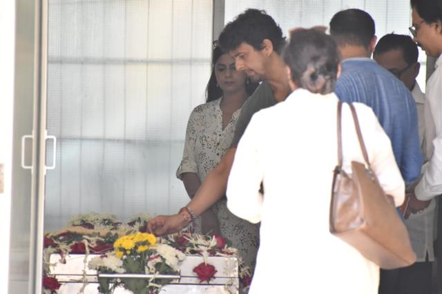 Sonu Nigam offers flowers on Khayyam’s mortal remains. (Varinder Chawla) Sonu Nigam offers flowers on Khayyam’s mortal remains. (Varinder Chawla)