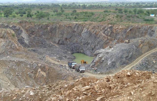 Mining underway close to the Rela dam in Sikar district of Rajasthan. (Deep Mukherjee/HT Photo)