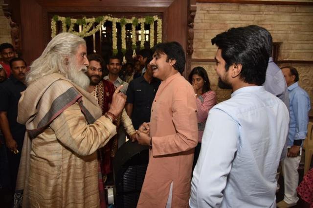 Amitabh and Pawan interact as Chiranjeevi and Ram Charan look on.
