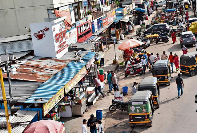 At Dange chowk in Theregaon a heady collage of vendors, double parking and encroachment means walking hereos am adventure unto itself. (HT/PHOTO)