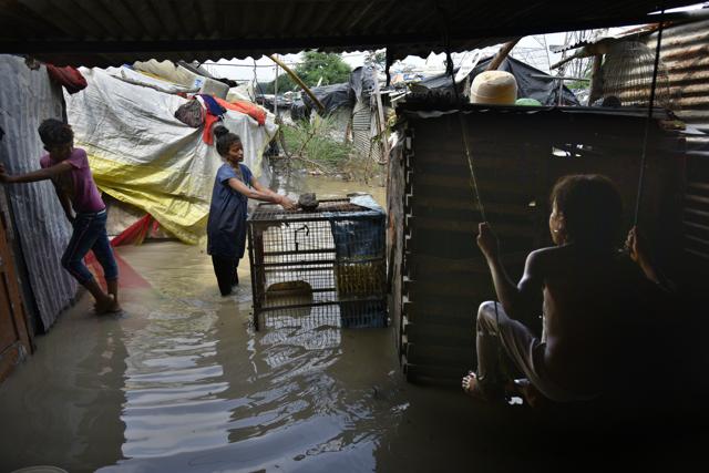 Residents of Kisan Basti take out belongings through an alley flooded with the Yamuna, at Kisan Basti, near Kashmere Gate ISBT, in New Delhi, on Wednesday, August 21, 2019. (Raj K Raj/HT PHOTO) Residents of Kisan Basti take out belongings through an alley flooded with the Yamuna, at Kisan Basti, near Kashmere Gate ISBT, in New Delhi, on Wednesday, August 21, 2019. (Raj K Raj/HT PHOTO)