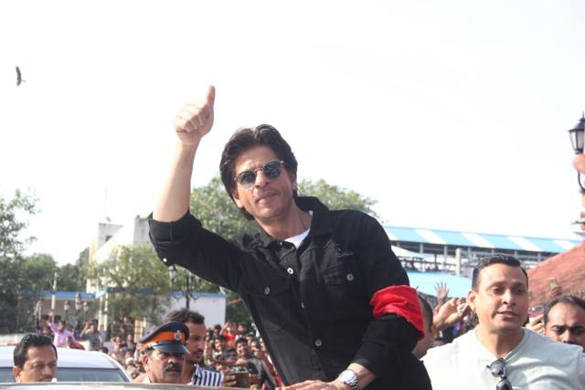 Shah Rukh Khan waves to the fans. (Varinder Chawla) Shah Rukh Khan waves to the fans. (Varinder Chawla)