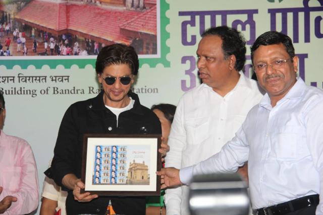 Shah Rukh Khan’s unveils a postage stamp in Mumbai. (Varinder Chawla) Shah Rukh Khan’s unveils a postage stamp in Mumbai. (Varinder Chawla)
