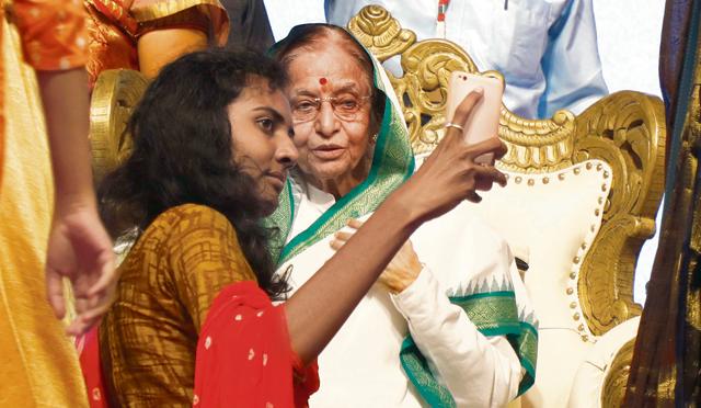 MSRTC launched a driver training programme for 163 newly recruited women. Prathibha Patil, former president inaugurated the programme at Balgandharva auditorium on Friday. (In photo) Patil taking a selfie with a young admirer. (Rahul Raut/HT PHOTO)