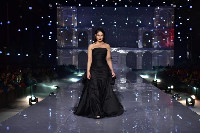 Kareena Kapoor sizzles in black at Lakme Fashion Week grand finale. (Varinder Chawla) Kareena Kapoor sizzles in black at Lakme Fashion Week grand finale. (Varinder Chawla)