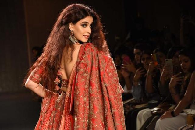 Genelia accessorized her look with a long metallic neckpiece and earrings. With smoky eyes and beachy waves (IANS) Genelia accessorized her look with a long metallic neckpiece and earrings. With smoky eyes and beachy waves (IANS)
