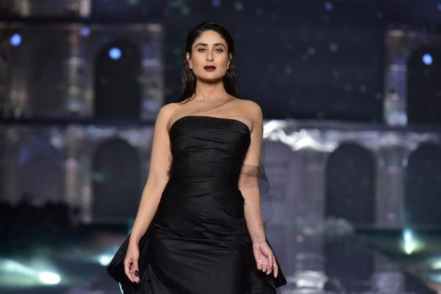 Kareena Kapoor walks the ramp at Lakme Fashion Week grand finale. (Varinder Chawla) Kareena Kapoor walks the ramp at Lakme Fashion Week grand finale. (Varinder Chawla)