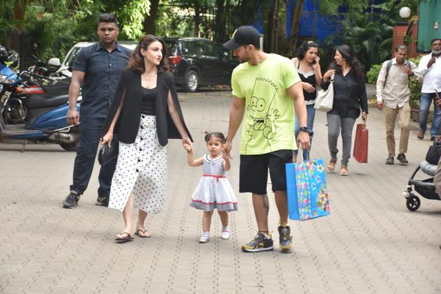 Soha Ali Khan with Kunal Kemmu and their daughter Inaaya. Soha Ali Khan with Kunal Kemmu and their daughter Inaaya.