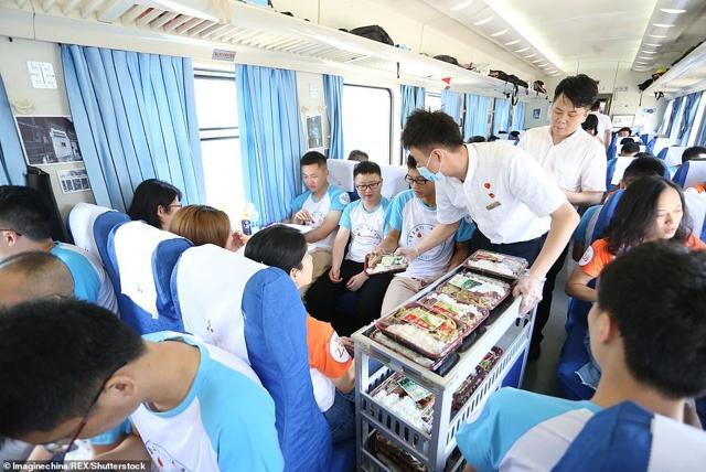 The love train departed from Chongqing North station with Qianjiang as its destination. The love train departed from Chongqing North station with Qianjiang as its destination.
