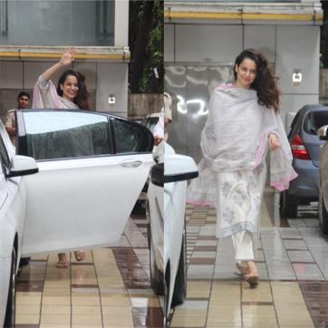Kangana Ranaut wore a simple salwar suit for her dance class. (Varinder Chawla) Kangana Ranaut wore a simple salwar suit for her dance class. (Varinder Chawla)