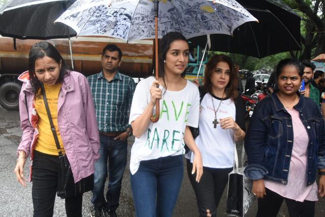 Shraddha Kapor braves rains to campaign for the environment. (Varinder Chawla) Shraddha Kapor braves rains to campaign for the environment. (Varinder Chawla)