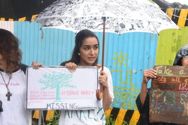 Shraddha Kapoor holds an umbrella as she campaigns for forests. (Varinder Chawla) Shraddha Kapoor holds an umbrella as she campaigns for forests. (Varinder Chawla)