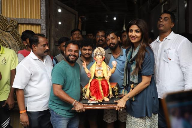 Shilpa Shetty poses with her Ganesh idol. (Varinder Chawla) Shilpa Shetty poses with her Ganesh idol. (Varinder Chawla)