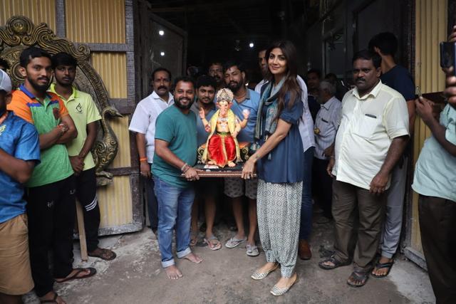 Shilpa Shetty poses with her Ganpati idol. (Varinder Chawla) Shilpa Shetty poses with her Ganpati idol. (Varinder Chawla)