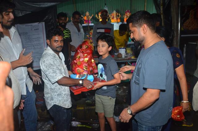 Sanjay Dutt’s son Shahraan brings Ganesha home. (Varinder Chawla) Sanjay Dutt’s son Shahraan brings Ganesha home. (Varinder Chawla)