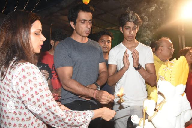 Sonu Sood and family worship Lord Ganesha. (Varinder Chawla) Sonu Sood and family worship Lord Ganesha. (Varinder Chawla)